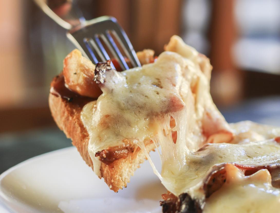 LLESCA DE POLLASTRE, BACON, SALSA BARBACOA I FORMATGES FOS