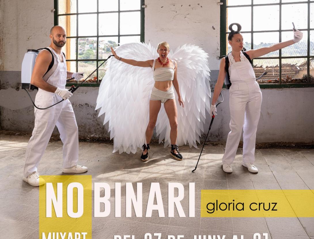 Visita comentada a l'exposició fotogràfica &quot;No binari&quot;, de Glòria Cruz.