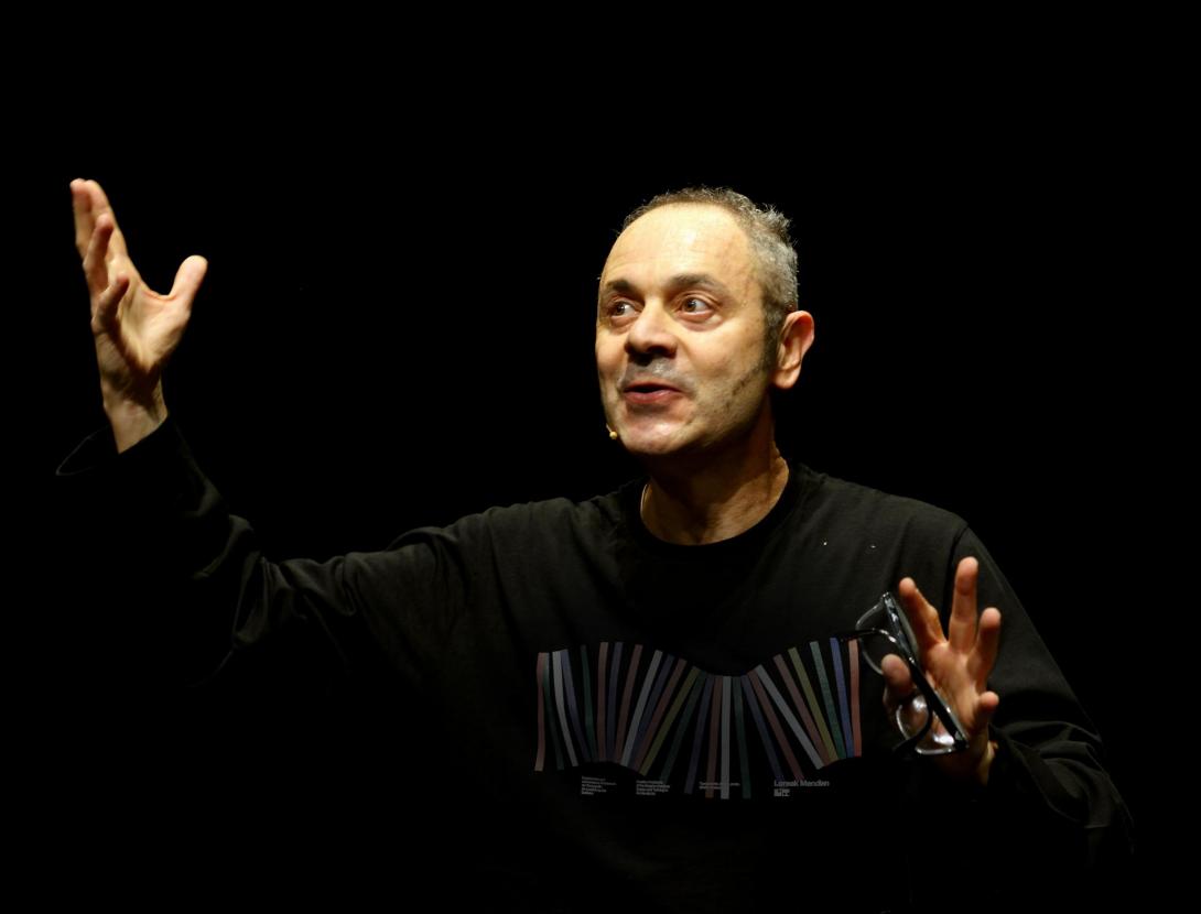 Visita comentada a l'exposició "Color i composició", a través del moviment.