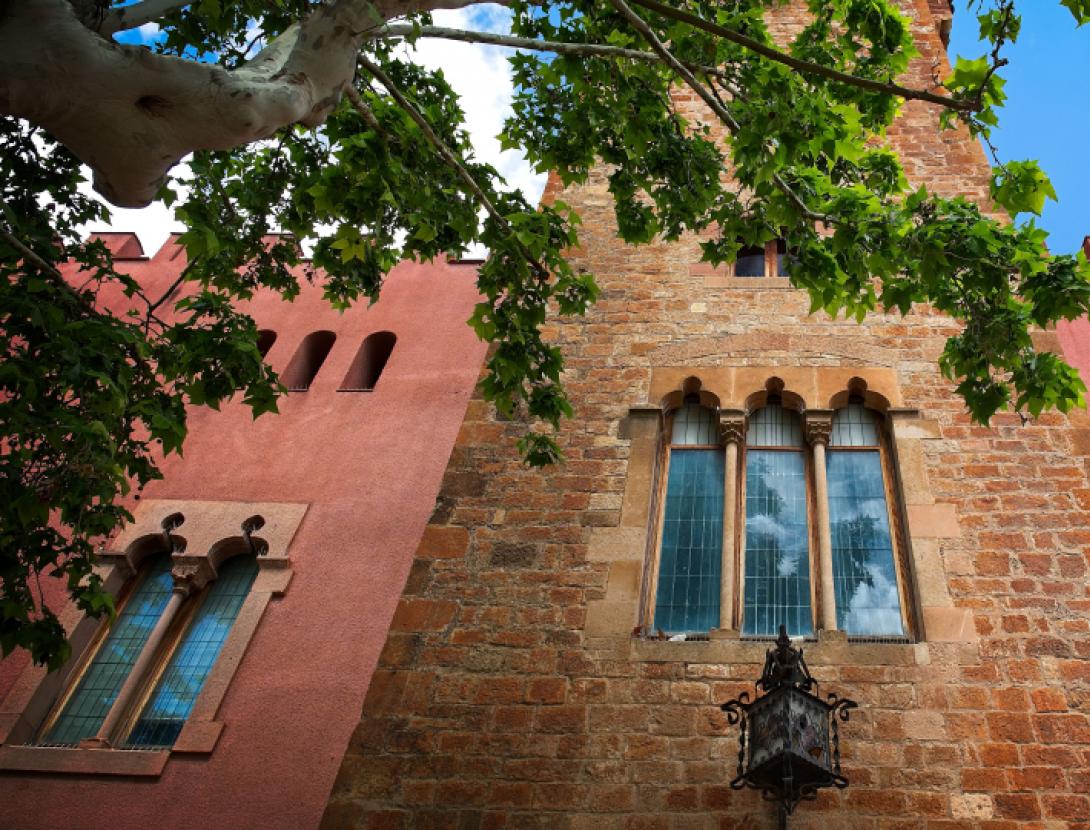 PEDALA PER LA HISTÒRIA DE VILADECANS Passeig en bicicleta pels espais patrimonials de la ciutat