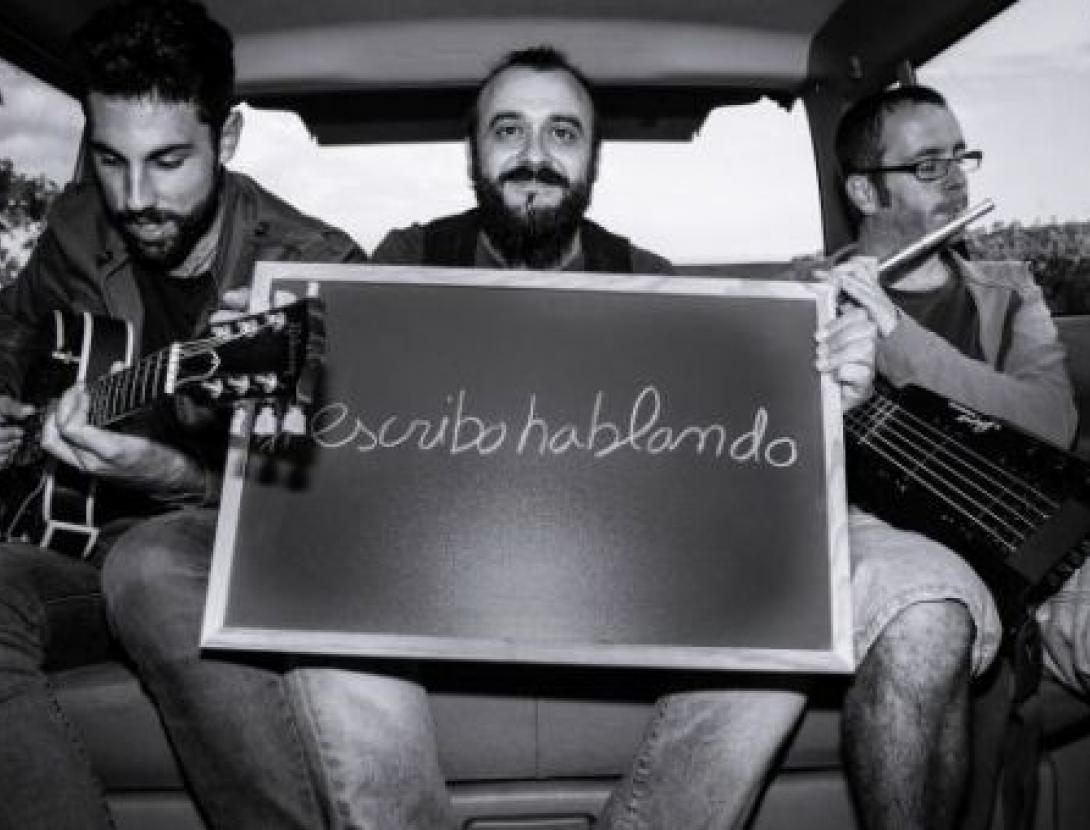 Con el Verso al traste a l'Espai en Blanch