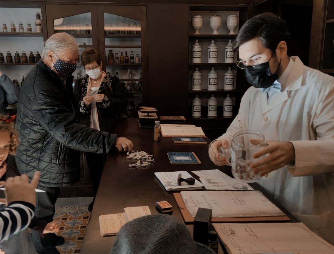 Visita teatralitzada a l' antiga Farmàcia Bujons (s. XIX)