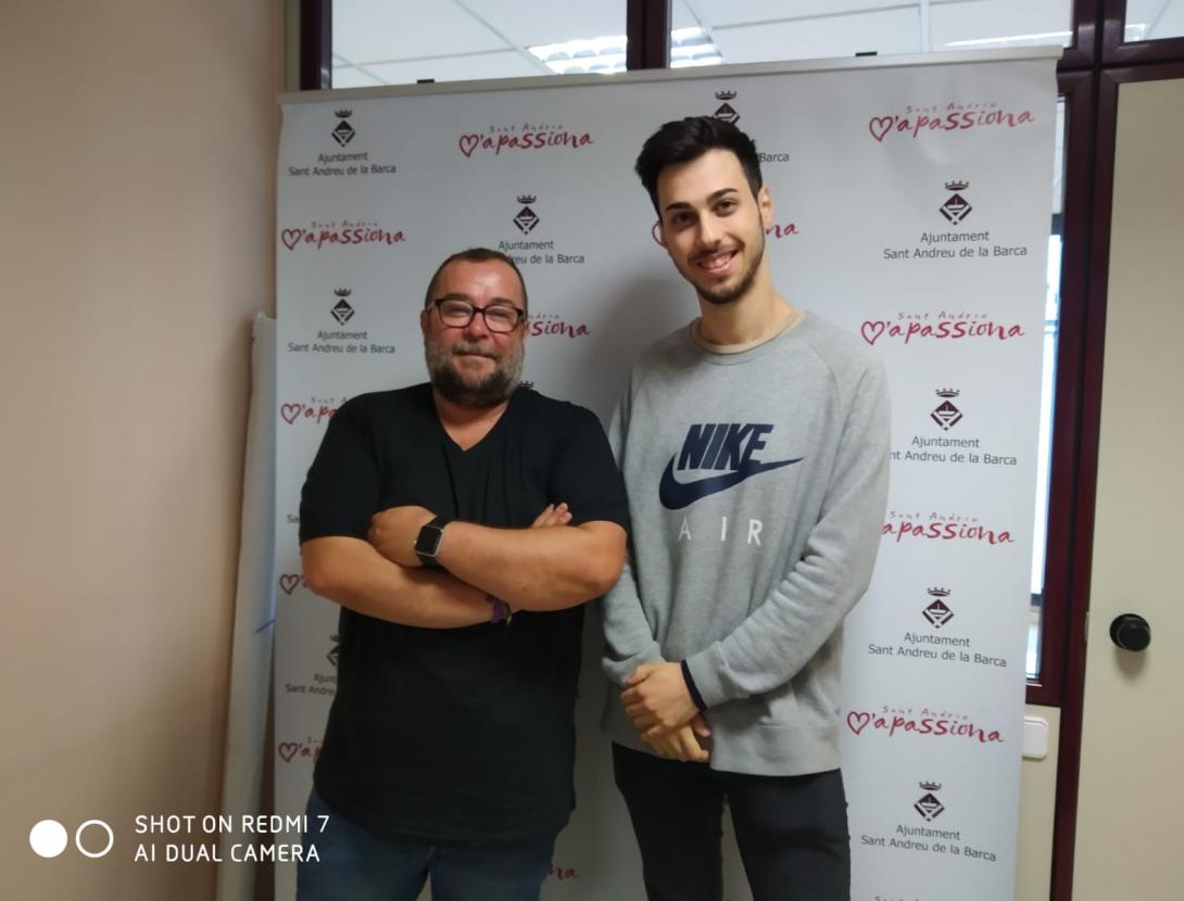Juan Pablo Beas, Regidor de Cultura, i David Navarro, guanyador del Concurs de Cartells de Festa Major
