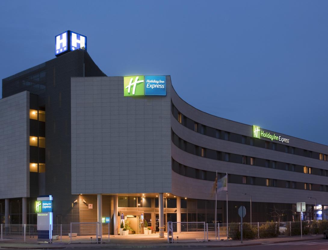 fachada noche sin poster.JPG